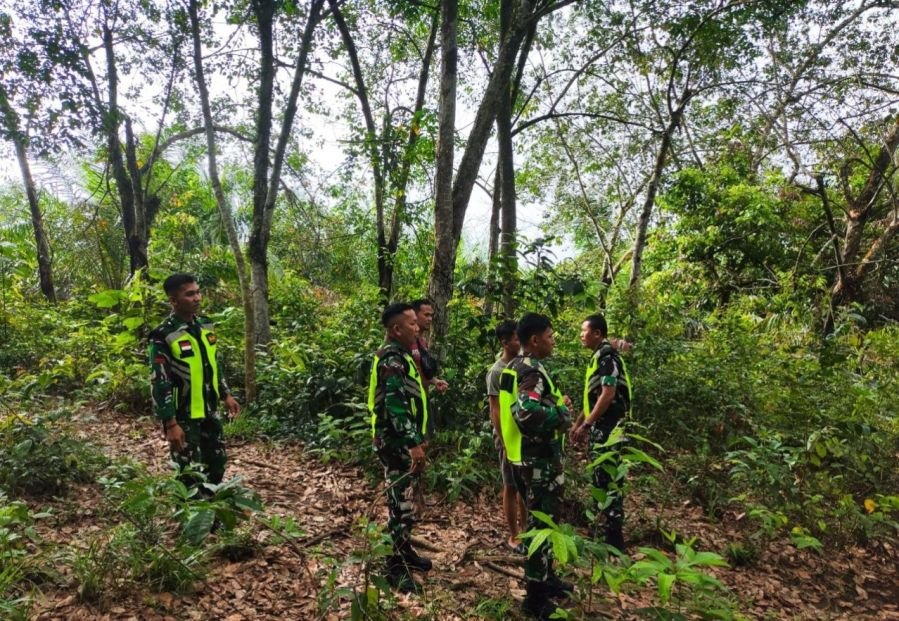 Babinsa Koramil 02/KT Perkuat Patroli Cegah Karhutla di Koto Taluk