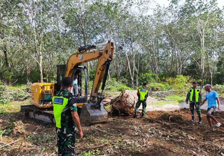 Babinsa Koramil 02/KT Perkuat Sosialisasi dan Patroli Karhutla