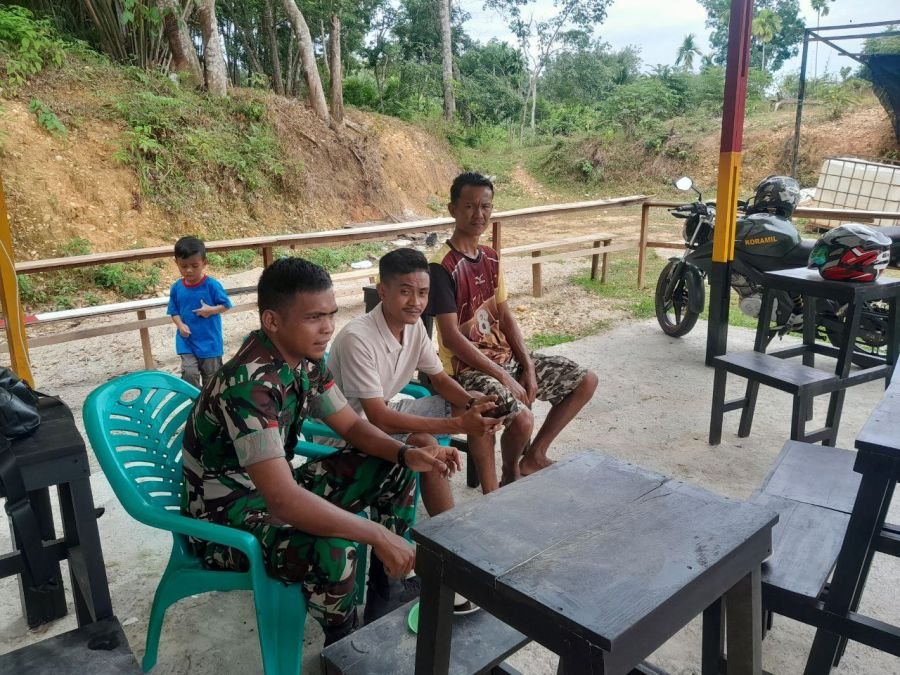 Babinsa Koramil 02/KT Rangkul Pemuda Pulau Tongah Lewat Komsos