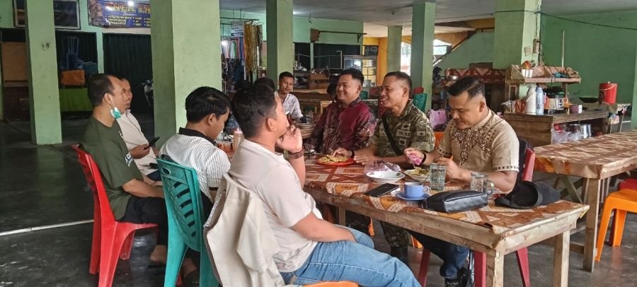 Babinsa Koramil 02/KT Rangkul Pemuda Pasar Taluk Lewat Komsos
