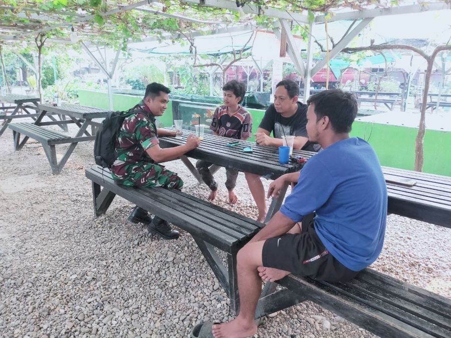 Babinsa Koramil 02/KT Rangkul Pemuda Simpang Tiga Lewat Komsos