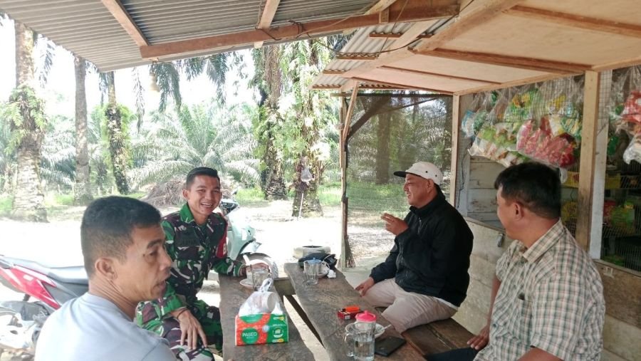 Babinsa Koramil 02/KT Rangkul Warga Desa Jake Lewat Komsos