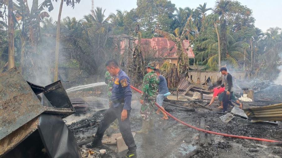 Babinsa Koramil 02/KT Sigap bantu Warga Jinakkan Api di SMPN 5 Titian Modang Kopah