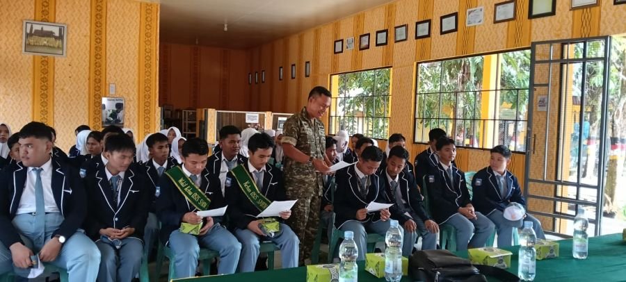 Babinsa Koramil 02/KT Sosialisasikan Penerimaan Caba/Catam TNI AD di SMKN 1 Teluk Kuantan