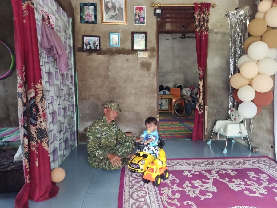 Babinsa Koramil 02/SA Pantau Langsung Perkembangan Anak Asuh Stunting