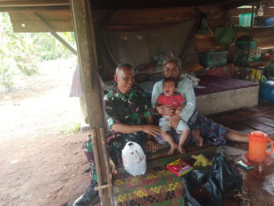 Babinsa Sungai Apit Pantau Tumbuh Kembang Anak Asuh Stunting di Teluk Batil