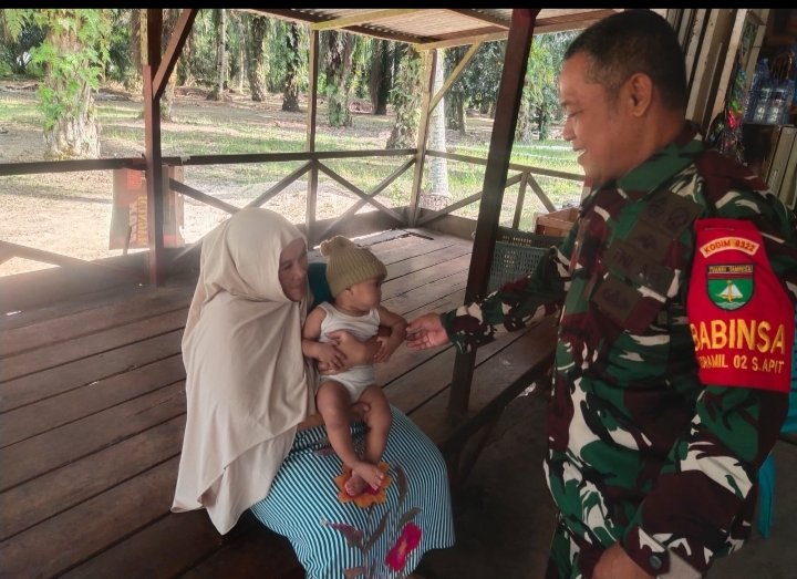 Babinsa Koramil 02/SA Sertu Edi Warman selaku Bapak Asuh Stunting