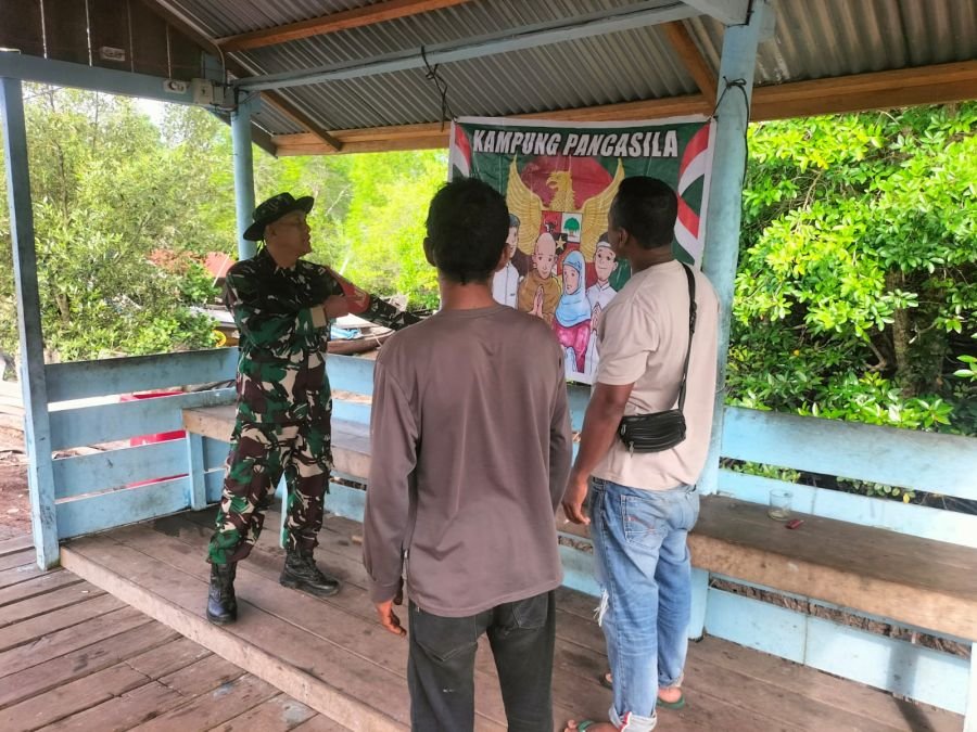 Babinsa Koramil 02/SA Tanamkan Nilai-Nilai Pancasila kepada Warga Kampung Penyengat