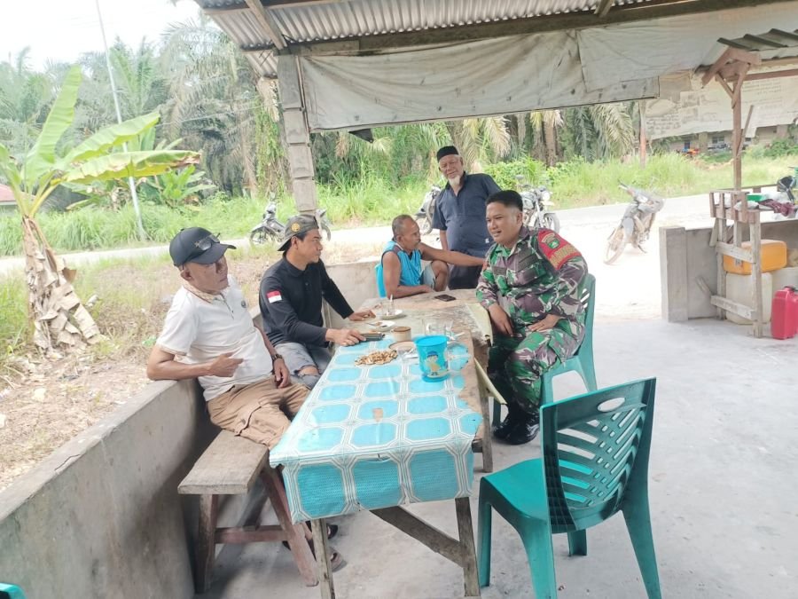 Babinsa Koramil Sungai Apit Ajak Warga Perincit Waspadai Karhutla
