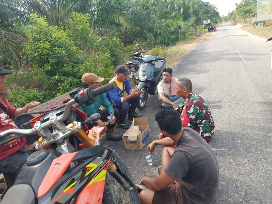 Babinsa Koramil 02/Sungai Apit Laksanakan Komsos, Perkuat Kesadaran Masyarakat cegah karhutla