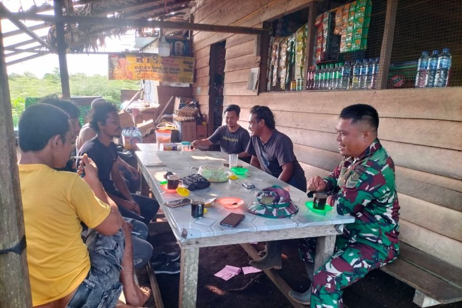 Babinsa Koramil 02/Sungai Apit Perkuat Komsos Bersama Warga Kampung Sungai Rawa.