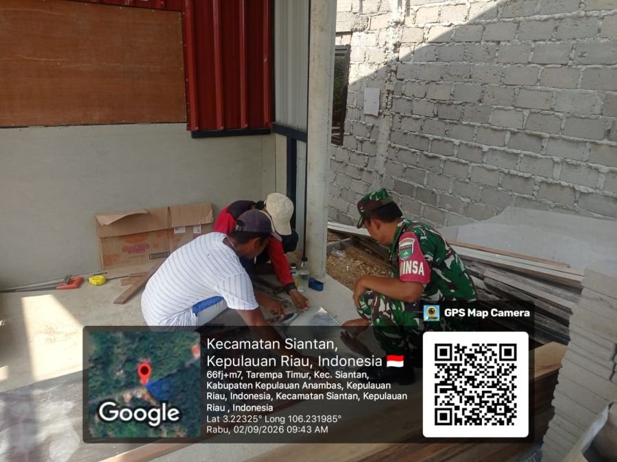 Babinsa Koramil 02/Tarempa Bantu Warga Membuat Pintu di Desa Tarempa Timur