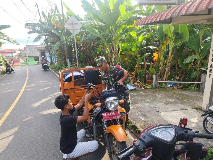 Babinsa Koramil 02/Tarempa Bantu Warga Perbaiki Tossa, Sekaligus Beri Imbauan Keselamatan