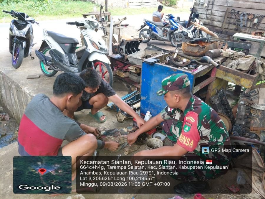 Babinsa Koramil 02/Tarempa Berbaur dengan Pemuda Bengkel, Wujud Nyata Kemanunggalan TNI dan Rakyat