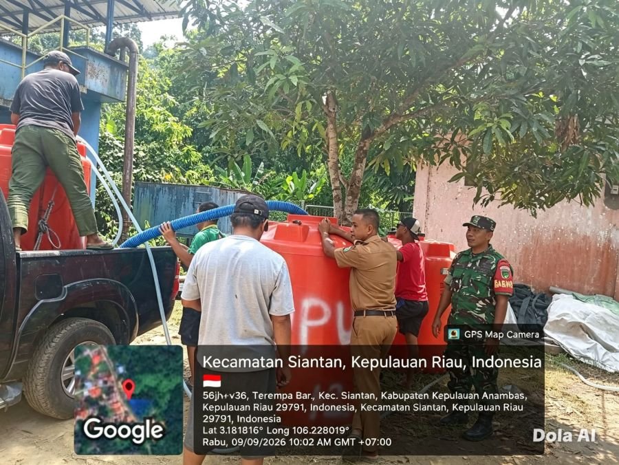 Babinsa Koramil 02/Tarempa Bersama Mitra Karib PDAM Distribusikan Air Bersih kepada Warga