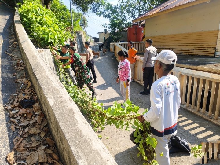 Babinsa Koramil 02/Tarempa Gotong Royong Bersama Warga Desa Sri Tanjung