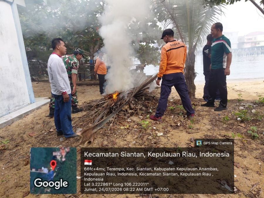 Babinsa Koramil 02/Tarempa Ikuti Gotong Royong Jumat Berlian di Kelurahan Tarempa