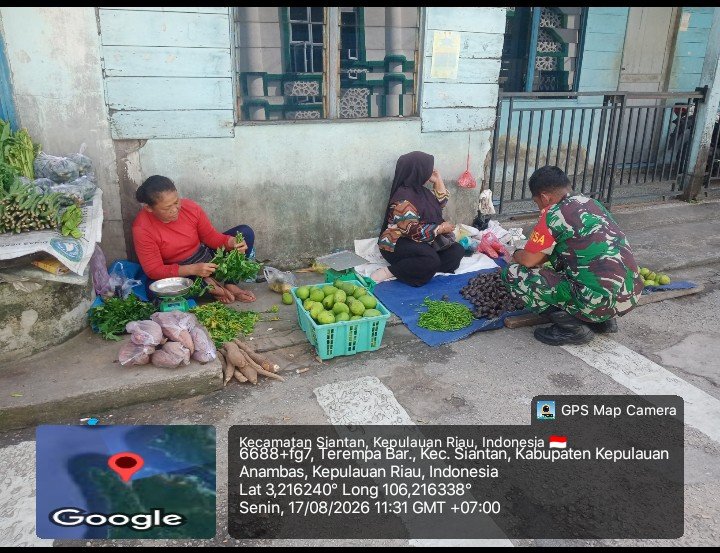 Babinsa Koramil 02/Tarempa Jalin Keakraban dengan Pedagang Melalui Komsos di Kelurahan Tarempa
