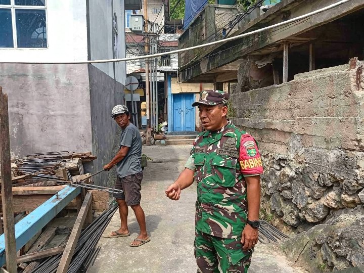 Babinsa Koramil 02/Tarempa Jalin Komsos dengan Mitra Karib Tukang Bangunan