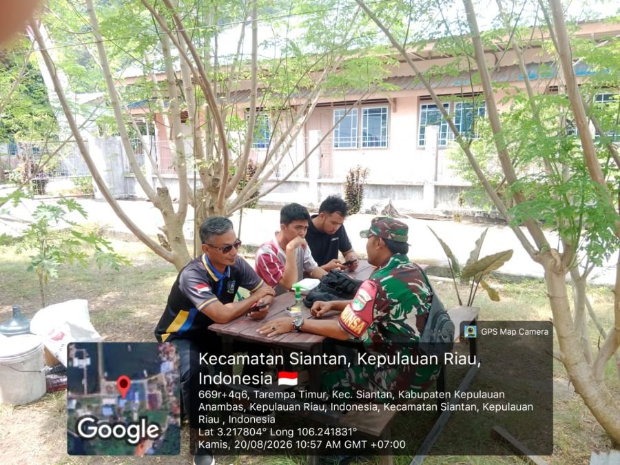 Babinsa Koramil 02/Tarempa Jalin Komsos dengan Warga Desa Tarempa Timur