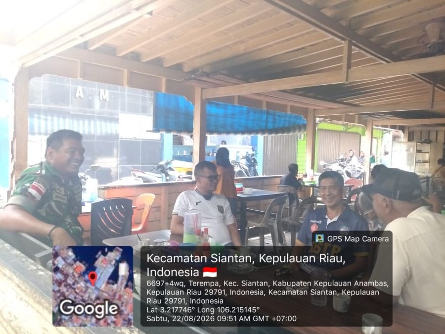 Babinsa Koramil 02/Tarempa Jalin Komsos dengan Kepala Desa Tarempa Barat, Bahas Program Desa dan Ket