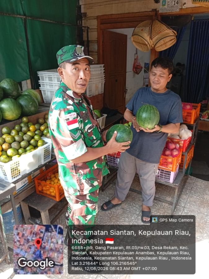 Babinsa Koramil 02/Tarempa Jalin Komsos dengan Pedagang Buah, Ajak Jaga Keamanan dan Kerukunan