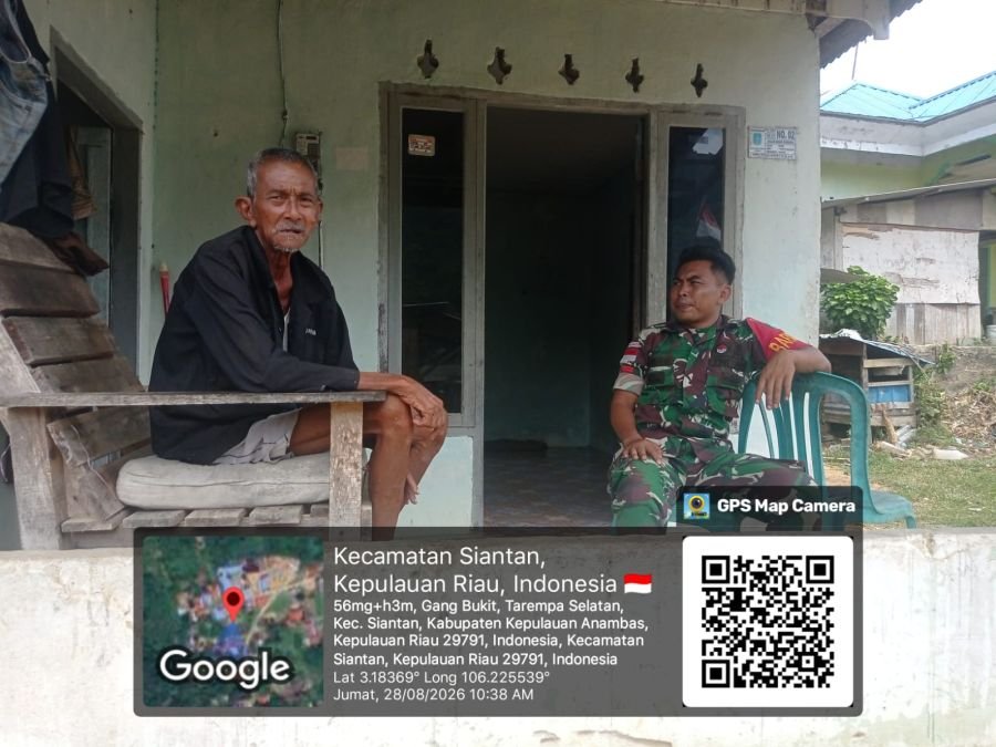 Babinsa Koramil 02/Tarempa Jalin Komsos dengan Warga di Desa Tarempa Selatan
