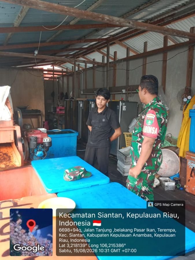 Babinsa Koramil 02/Tarempa Jalin Silaturahmi dengan Penampung Ikan di Desa Tarempa Barat
