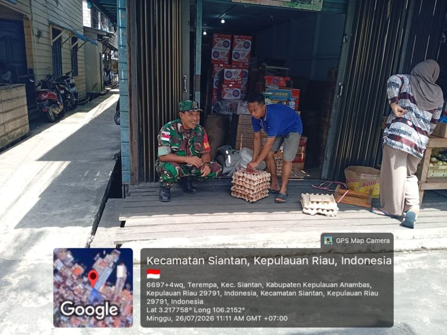 Babinsa Koramil 02/Tarempa Komsos Bersama Pedagang Sembako, Pererat Silaturahmi dan Jaga Kamtibmas