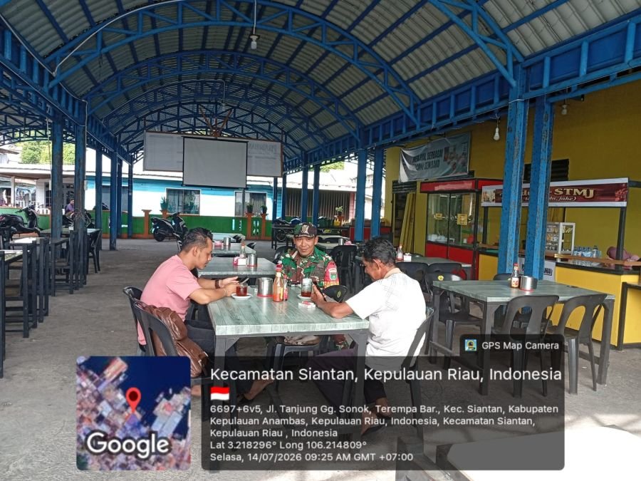 Babinsa Koramil 02/Tarempa Komsos Bersama Warga Lingai, Pererat Silaturahmi dan Jaga Kamtibmas