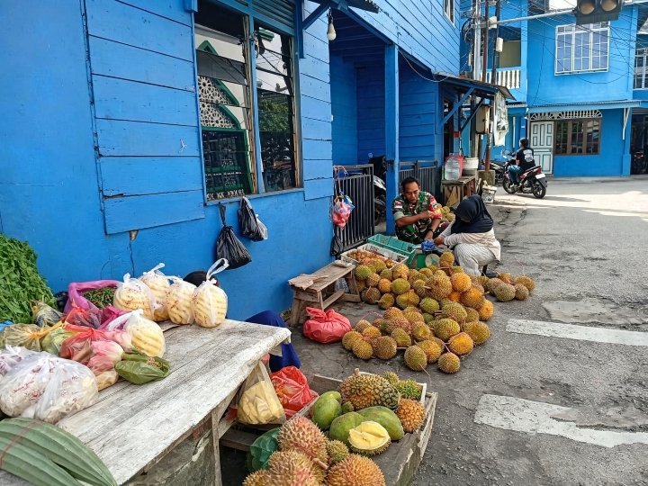 Babinsa Koramil 02/Tarempa Komsos Bersama Pedagang Buah, Pererat Silaturahmi dan Jaga Kamtibmas