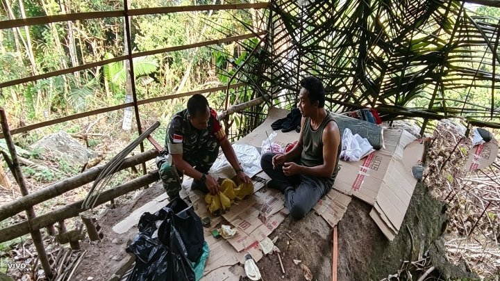 Babinsa Koramil 02/Tarempa Komsos Bersama Warga Penunggu Durian di Kebun