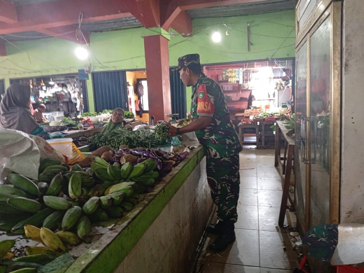 Babinsa Koramil 02/Tarempa Komsos Bersama Pedagang, Pererat Kebersamaan di Pasar Tanjung