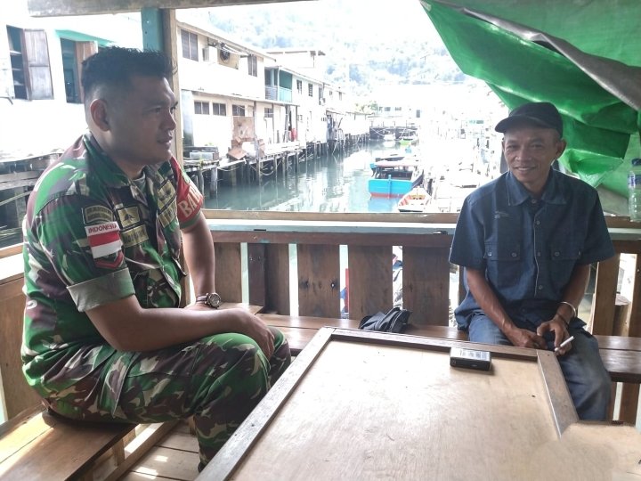 Babinsa Koramil 02/Tarempa Komsos Bersama Masyarakat, Pererat Silaturahmi dan Dengarkan Aspirasi War