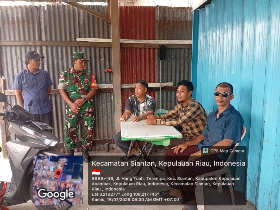 Babinsa Koramil 02/Tarempa Komsos Bersama Komunitas Tukang Ojek, Perkuat Silaturahmi dan Kamtibmas