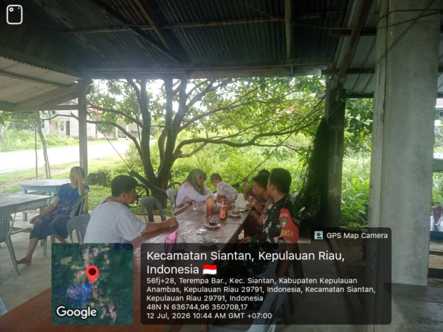 Babinsa Koramil 02/Tarempa Komsos Bersama Warga, Ajak Jaga Kamtibmas dan Kebersihan Lingkungan