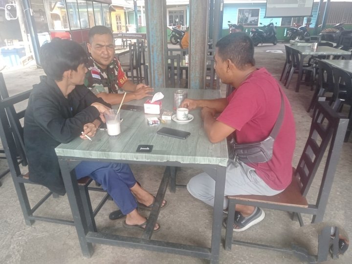 Babinsa Koramil 02/Tarempa Komsos dengan Warga Nelayan, Perkuat Kemanunggalan TNI dan Rakyat