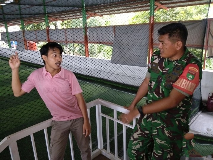 Babinsa Koramil 02/Tarempa Komsos dengan Pengelola Lapangan Futsal, Tekankan Keselamatan Kerja