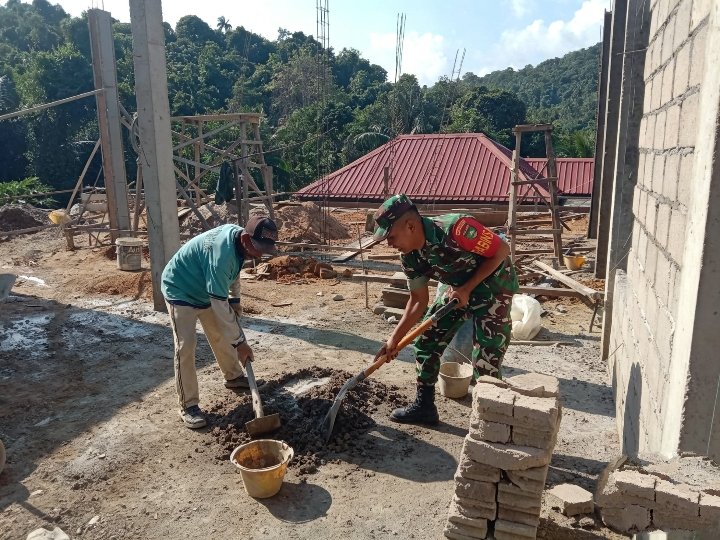 Babinsa Koramil 02/Tarempa Komsos dengan Tukang Bangunan, Pererat Silaturahmi dan Tekankan Keselamat