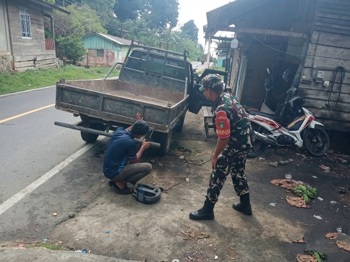 Babinsa Koramil 02/Tarempa Komsos dengan Warga, Ingatkan Keselamatan Berkendara