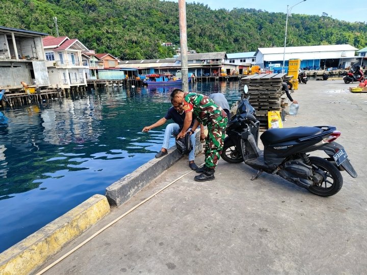 Babinsa Koramil 02/Tarempa Komsos dengan Warga Pemancing Ikan Tamban di Pelabuhan Tarempa