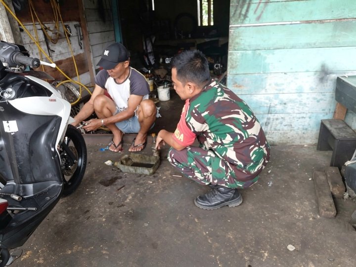 Babinsa Koramil 02/Tarempa Komsos dengan Montir, Dorong Pengembangan Usaha dan Jaga Kamtibmas