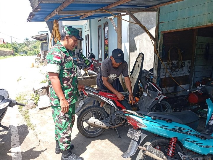 Babinsa Koramil 02/Tarempa Komsos dengan Mekanik Sepeda Motor, Jaga Keamanan dan Ketertiban Bengkel