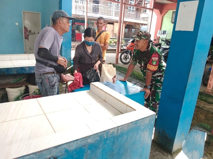 Babinsa Koramil 02/Tarempa Komsos dengan Pedagang Ikan, Jaga Stabilitas Harga dan Kebersihan Pasar