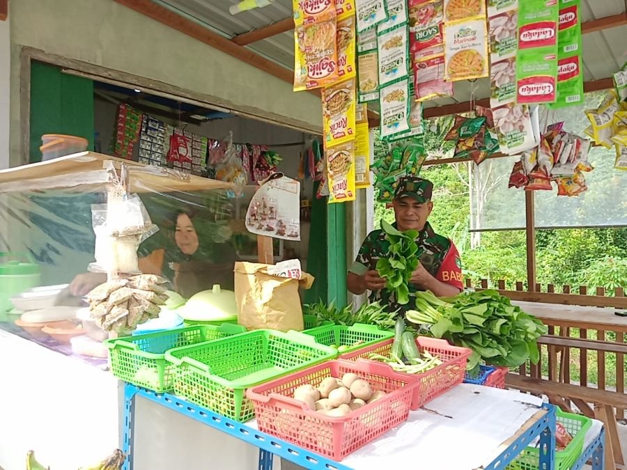 Babinsa Koramil 02/Tarempa Komsos dengan Pedagang, Jalin Kedekatan dan Tingkatkan Kesadaran Kebersih