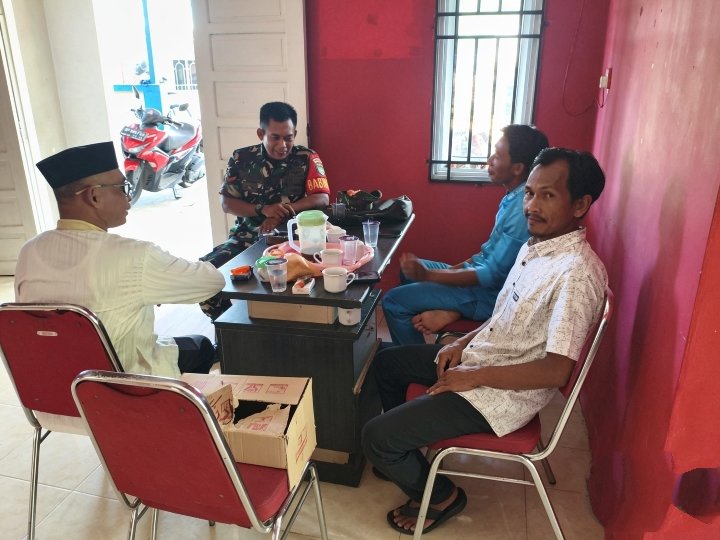 Babinsa Koramil 02/Tarempa Komsos dengan Perangkat Desa, Bahas Kamtibmas dan Antisipasi Air Bersih J