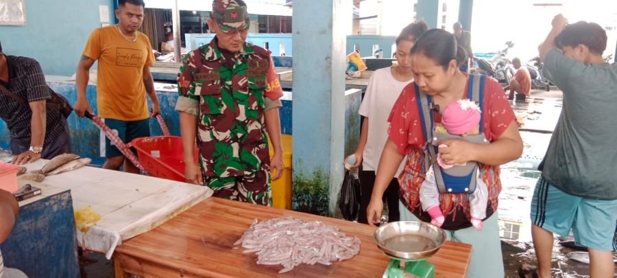 Babinsa Koramil 02/Tarempa Komsos dengan Pedagang Ikan, Pantau Keamanan dan Dukung Kesejahteraan War