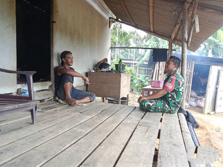 Babinsa Koramil 02/Tarempa Komsos dengan Warga Desa Temburun, Pererat Silaturahmi dan Jaga Kamtibmas