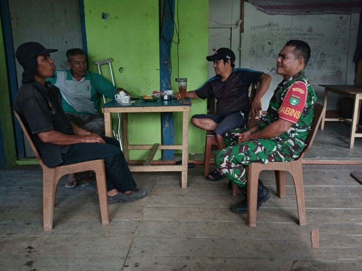 Babinsa Koramil 02/Tarempa Komsos dengan Warga Desa Tarempa Selatan, Perkuat Kemanunggalan TNI-Rakya