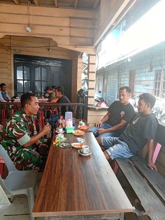 Babinsa Koramil 02/Tarempa Komsos dengan Warga Desa Lingai, Pererat Silaturahmi dan Sinergi